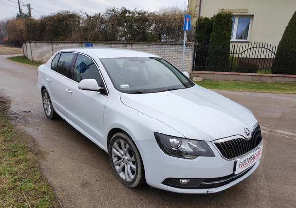 Skoda Superb cena 49900 przebieg: 141000, rok produkcji 2015 z Chęciny małe 211